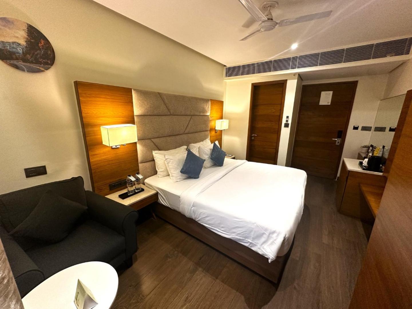 The Glory Suites Near Igi Airport Nova Deli Exterior foto